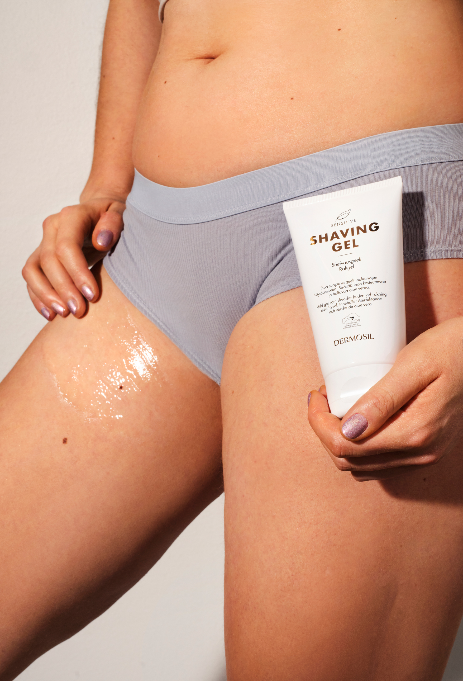 U uning kokrak uchlarini ushlab oldi Uch kishi erining oldida xotinni sikishadi